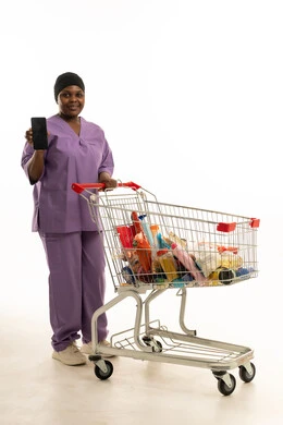 ممرضة أفريقية مع عربة تسوق وهاتف ذكي