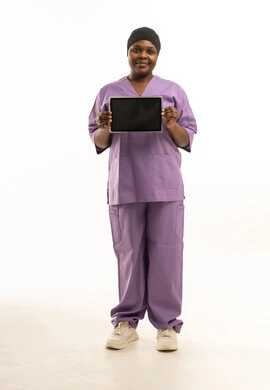 ممرضة أفريقية بالزي الطبي الأرجواني تحمل جهازاً لوحياً