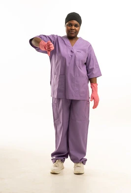 ممرضة سمراء بالزي الأرجواني تشير بعلامة عدم الرضا