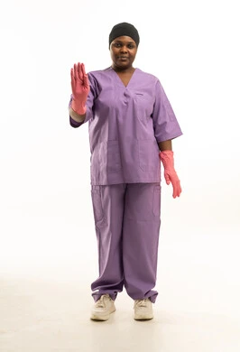 عاملة طبية سمراء في زي أرجواني بحركة توقف