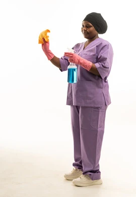 عاملة نظافة أفريقية بالزي الرسمي وأدوات التنظيف