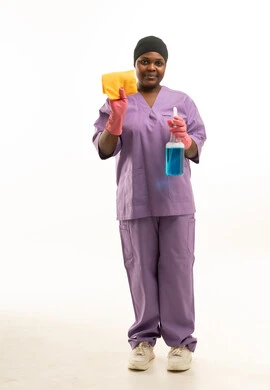عاملة نظافة أفريقية بالزي الأرجواني وأدوات التنظيف