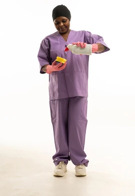 عاملة نظافة أفريقية بزي العمل وأدوات التنظيف