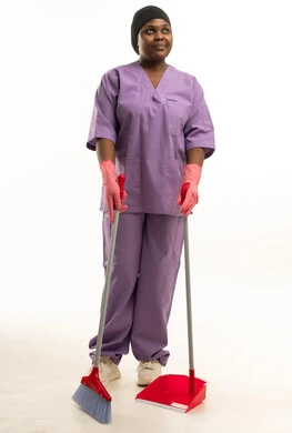 عاملة تنظيف أفريقية بالزي الرسمي مع أدوات التنظيف