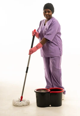 عاملة نظافة أفريقية بالزي الأرجواني مع أدوات التنظيف
