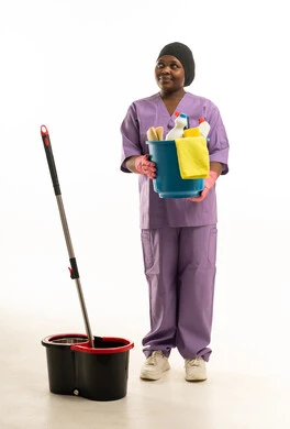 عاملة منزلية أفريقية مع أدوات التنظيف