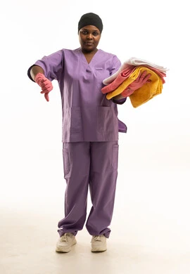 عاملة منزلية أفريقية تحمل غسيل مع إيماءة الرفض