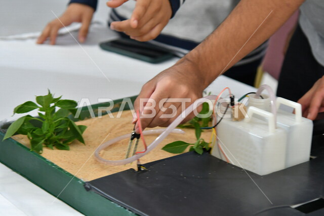 صورة مقربة لمجموعة مختصين في الدراسات الزراعية ، مختبر علمي زراعي ، بحوث زراعية ، الزراعة والري