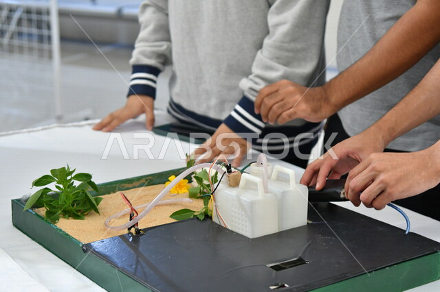 صورة مقربة لمجموعة مختصين في الدراسات الزراعية ، مختبر علمي زراعي ، بحوث زراعية ، الزراعة والري