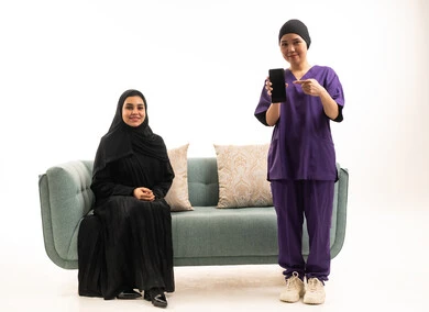 امرأة عربية وممرضة مع هاتف ذكي بخلفية بيضاء امرأة عربية وممرضة مع هاتف ذكي بخلفية بيضاء