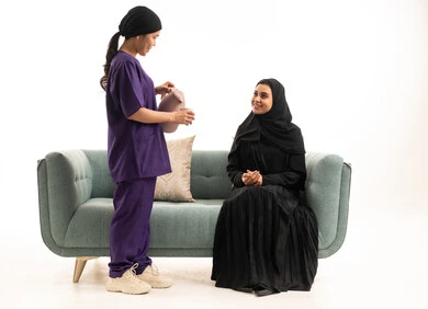 عاملة منزلية تخدم سيدة سعودية على الأريكة