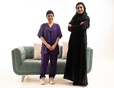 امرأة سعودية وعاملة منزلية في استوديو بخلفية بيضاء