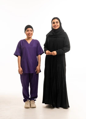 امرأة سعودية وعاملة منزلية في استوديو بخلفية بيضاء