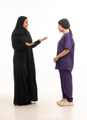 امرأة سعودية وعاملة منزلية في استوديو تصوير