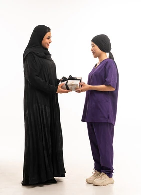 امرأة سعودية تقدم هدية لعاملة منزلية