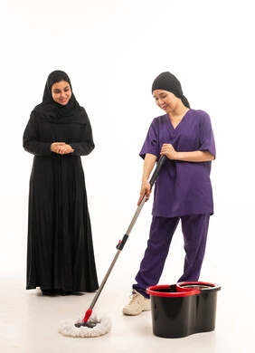 امرأة سعودية وعاملة منزلية تقوم بالتنظيف بخلفية بيضاء امرأة سعودية وعاملة منزلية تقوم بالتنظيف بخلفية بيضاء