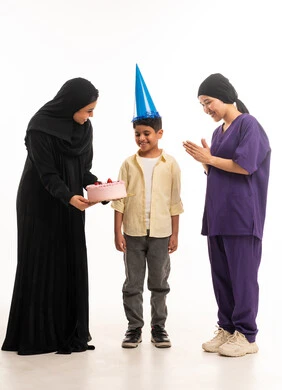 احتفال عائلة سعودية مع عاملة منزلية وكعكة ميلاد