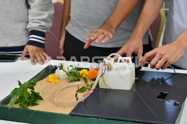 صورة مقربة لمجموعة مختصين في الدراسات الزراعية ، مختبر علمي زراعي ، بحوث زراعية ، الزراعة والري