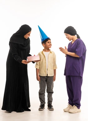 أم سعودية وعاملة منزلية تحتفلان بعيد ميلاد طفل