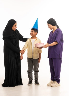 سيدة سعودية وعاملة منزلية يحتفلان بعيد ميلاد طفل