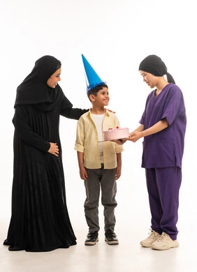 احتفال عيد ميلاد طفل سعودي مع الأم والعاملة