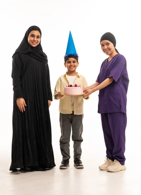 احتفال عائلة سعودية مع عاملة منزلية وكعكة ميلاد