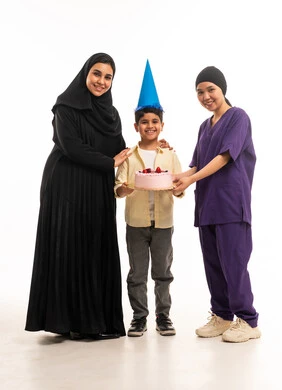 أم سعودية وعاملة منزلية تحتفلان بعيد ميلاد طفل