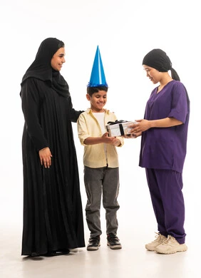 عاملة منزلية تقدم هدية عيد ميلاد لطفل سعودي