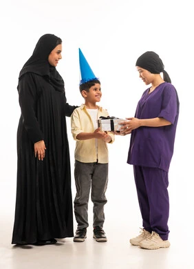 عائلة سعودية تقدم هدية لعاملة منزلية في الاستوديو