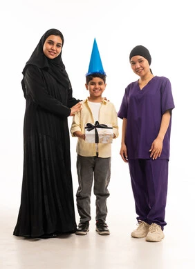 احتفال عائلة سعودية وعاملة منزلية بعيد ميلاد طفل