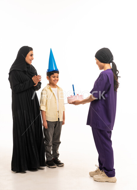 عاملة منزلية تقدم كعكة عيد ميلاد لطفل سعودي