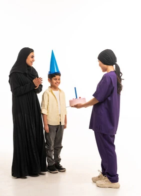 عاملة منزلية تقدم كعكة عيد ميلاد لطفل سعودي