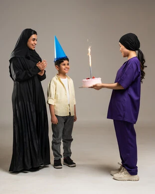 عاملة منزلية تقدم كعكة عيد ميلاد لعائلة سعودية