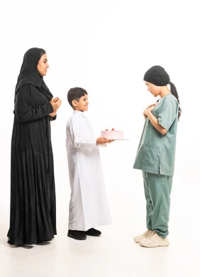 طفل سعودي يقدم كعكة لعاملة منزلية في الاستوديو