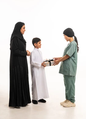 طفل سعودي يقدم هدية لعاملة منزلية في استوديو طفل سعودي يقدم هدية لعاملة منزلية في استوديو