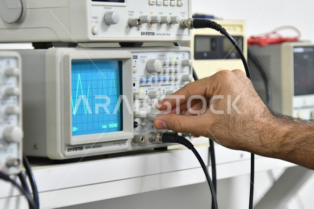صورة مقربة لأجهزة إلكترونية مختصة بتوليد اشارات موجية ورسم الموجات ، الأبحاث والعلوم ، مختبرات فيزياء ، مولد إشارة ، راسم إشارة