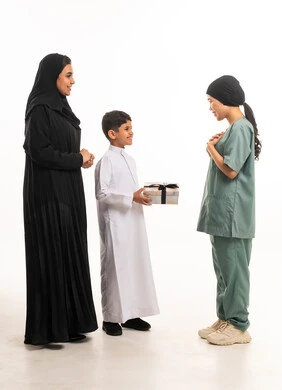 طفل سعودي يقدم هدية لعاملة منزلية في استوديو طفل سعودي يقدم هدية لعاملة منزلية في استوديو