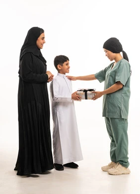 طفل سعودي يقدم هدية لعاملة منزلية في الاستوديو طفل سعودي يقدم هدية لعاملة منزلية في الاستوديو