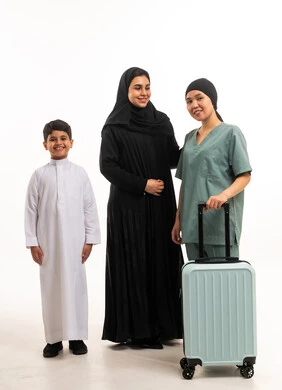 عائلة سعودية وعاملة منزلية مع حقيبة سفر