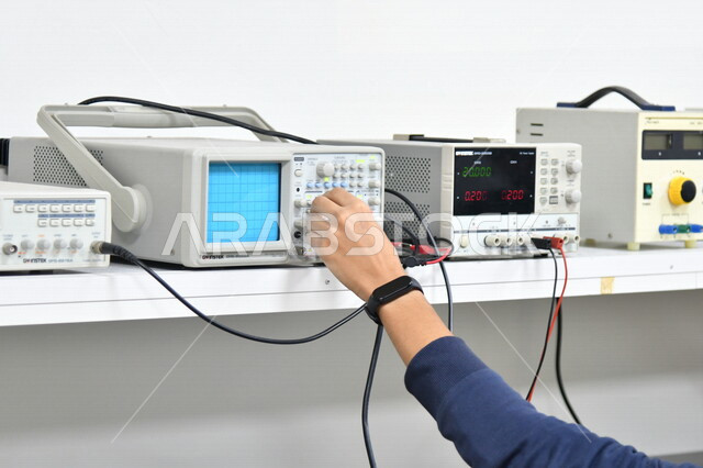 صورة مقربة لأجهزة إلكترونية مختصة بتوليد اشارات موجية ورسم الموجات ، الأبحاث والعلوم ، مختبرات فيزياء ، مولد إشارة ، راسم إشارة