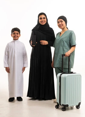 امرأة سعودية مع عاملة منزلية وابنها يحملون حقيبة سفر امرأة سعودية مع عاملة منزلية وابنها يحملون حقيبة سفر
