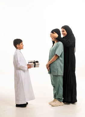 عائلة سعودية تقدم هدية لعاملة منزلية في الاستوديو عائلة سعودية تقدم هدية لعاملة منزلية في الاستوديو