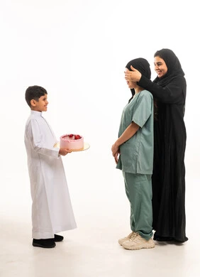 عائلة سعودية تفاجئ عاملة منزلية بكعكة احتفال عائلة سعودية تفاجئ عاملة منزلية بكعكة احتفال