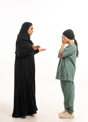 امرأة سعودية توبخ عاملة منزلية بخلفية بيضاء