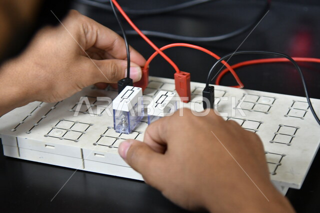 صورة مقربة لمهندس يعالج دارات كهربائية ، الهندسة الكهربائية والسيطرة ، الإلكترونيات ، تصميم وبناء دوائر الكهربائية ، أدوات ومعدات إلكترونية ، أسلاك ومفاتيح كهربائية