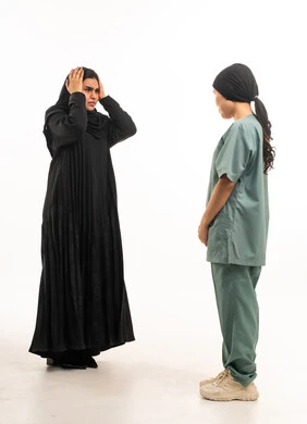 امرأة عربية مصدومة من أخبار طبية خلفية بيضاء