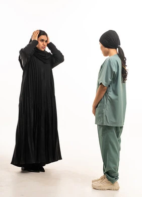 امرأة سعودية وعاملة منزلية على خلفية بيضاء