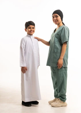 طفل سعودي وعاملة منزلية بخلفية بيضاء طفل سعودي وعاملة منزلية بخلفية بيضاء