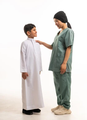 طفل سعودي وعاملة منزلية بخلفية بيضاء