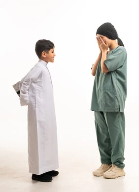 طفل سعودي يقدم هدية لعاملة منزلية في الاستوديو طفل سعودي يقدم هدية لعاملة منزلية في الاستوديو